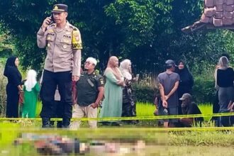 Polisi saat melakukan Olah TKP kematian petani Jampangkulon dengan tubuh penuh luka dan bagian kepala ditutup kain. (Prima Arno/Telusurbisnis)