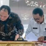 Bupati Sukabumi Asep Japar menandatangi berita acara serah terima hibah Barang Milik Negara (BMN) dari Komisi Pemberantasan Korupsi (KPK) RI. (Prima Arno/Telusurbisnis)