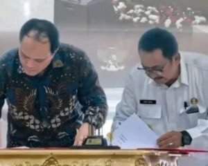Bupati Sukabumi Asep Japar menandatangi berita acara serah terima hibah Barang Milik Negara (BMN) dari Komisi Pemberantasan Korupsi (KPK) RI. (Prima Arno/Telusurbisnis)