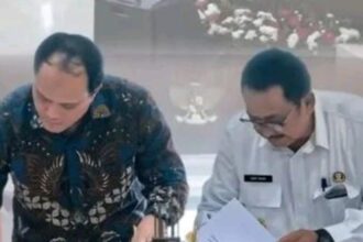 Bupati Sukabumi Asep Japar menandatangi berita acara serah terima hibah Barang Milik Negara (BMN) dari Komisi Pemberantasan Korupsi (KPK) RI. (Prima Arno/Telusurbisnis)