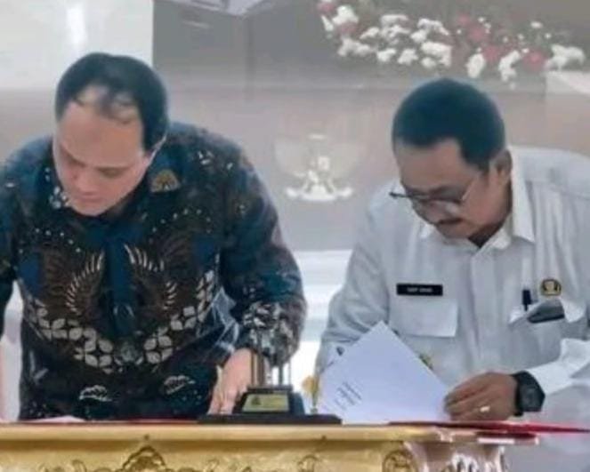 Bupati Sukabumi Asep Japar menandatangi berita acara serah terima hibah Barang Milik Negara (BMN) dari Komisi Pemberantasan Korupsi (KPK) RI. (Prima Arno/Telusurbisnis)