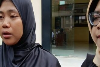 Lisnawati (kiri)Ibu kandung NS, bocah 12 tahun diduga korban KDRT usai melaporkan suaminya dan ibu tiri korban di Polres Sukabumi. (Prima Arno/Telusurbisnis)