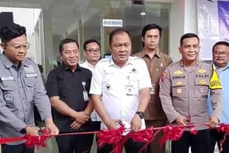 Bupati Karawang Aep Syaepuloh resmikan MPP Cikampek di dampingi Wabup Maslani. (Suherman/Telusurbisnis)