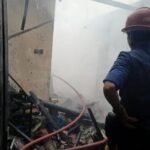 Petugas memadamkan sisa titik api yang membakar sebuah rumah di Desa Kecamatan Warudoyong. (Prima Arno/Telusurbisnis)