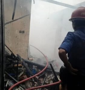 Beranda 45 Petugas memadamkan sisa titik api yang membakar sebuah rumah di Desa Kecamatan Warudoyong. (Prima Arno/Telusurbisnis)