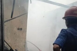 Petugas memadamkan sisa titik api yang membakar sebuah rumah di Desa Kecamatan Warudoyong. (Prima Arno/Telusurbisnis)