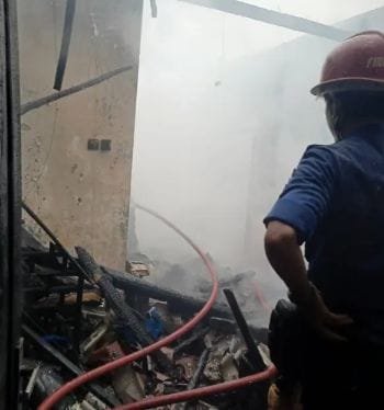 Petugas memadamkan sisa titik api yang membakar sebuah rumah di Desa Kecamatan Warudoyong. (Prima Arno/Telusurbisnis)