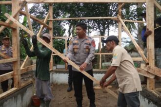 Kapolres Sukabumi AKBP Samian turun langsung bangun rumah warga di lima kecamatan. (Prima Arno/Telusurbisnis)