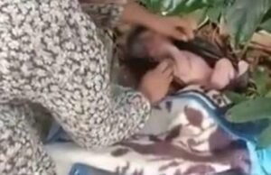 Petugas membersihkan bayi yang ditemukan di kebun milik warga Kampung Cipanggulaan Desa Kompa Kecamatan Parungkuda, Kabupaten Sukabumi. (Prima Arno/Telusurbisnis)