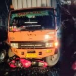 Truk yang terlibat kecelakaan maut di Jalan Raya Sukabumi - Cibadak sesaat dievakuasi petugas. (Prima Arno/Telusurbisnis)