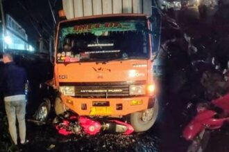Truk yang terlibat kecelakaan maut di Jalan Raya Sukabumi - Cibadak sesaat dievakuasi petugas. (Prima Arno/Telusurbisnis)