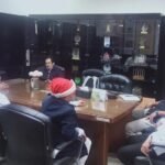 Ketua IPJI Jabar Ai Mulyani (tiga kiri) terlibat diskusi serius dengan Ketua DPRD Cimahi terkait transparansi kemitraan media. (Istimewa)