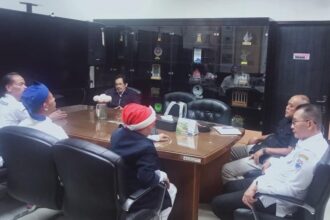 Ketua IPJI Jabar Ai Mulyani (tiga kiri) terlibat diskusi serius dengan Ketua DPRD Cimahi terkait transparansi kemitraan media. (Istimewa)