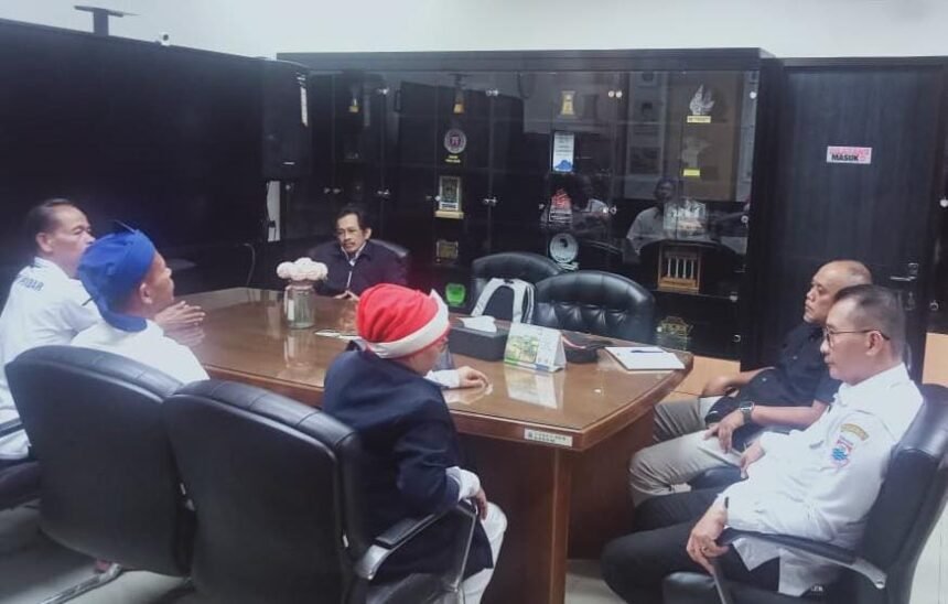 Ketua IPJI Jabar Ai Mulyani (tiga kiri) terlibat diskusi serius dengan Ketua DPRD Cimahi terkait transparansi kemitraan media. (Istimewa)