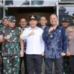 Wabup Andreas foto bersama Brigjen TNI Edi Yusnandar usai monitoring TMMD ke 127 di Desa Parakan Lima, Sukabumi. (Prima Arno/Telusurbisnis)