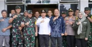 Wabup Andreas foto bersama Brigjen TNI Edi Yusnandar usai monitoring TMMD ke 127 di Desa Parakan Lima, Sukabumi. (Prima Arno/Telusurbisnis)
