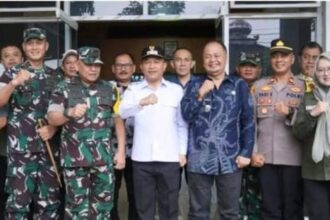 Wabup Andreas foto bersama Brigjen TNI Edi Yusnandar usai monitoring TMMD ke 127 di Desa Parakan Lima, Sukabumi. (Prima Arno/Telusurbisnis)
