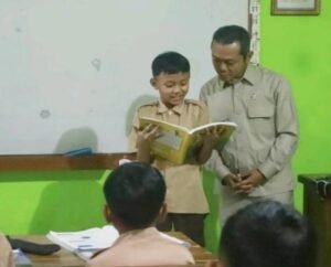 Wakil Menteri Pendidikan Dasar dan Menengah Fajar Riza UI Haq mengunjungi Sekolah Rakyat Menengah Pertama (SRMP) 7 Sukabumi. (Prima Arno/Telusurbisnis)
