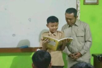 Wakil Menteri Pendidikan Dasar dan Menengah Fajar Riza UI Haq mengunjungi Sekolah Rakyat Menengah Pertama (SRMP) 7 Sukabumi. (Prima Arno/Telusurbisnis)