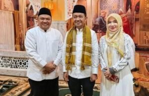 Ketua DPRD Kabupaten Sukabumi, Budi Azhar Mutawali didampingi istri Samti Sukastri, mendampingi Menteri Energi dan Sumber Daya Mineral (ESDM) Bahlil Lahadalia. (Prima Arno Meidiandi/Telusurbisnis)