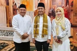 Ketua DPRD Kabupaten Sukabumi, Budi Azhar Mutawali didampingi istri Samti Sukastri, mendampingi Menteri Energi dan Sumber Daya Mineral (ESDM) Bahlil Lahadalia. (Prima Arno Meidiandi/Telusurbisnis)
