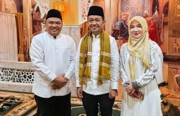 Ketua DPRD Kabupaten Sukabumi, Budi Azhar Mutawali didampingi istri Samti Sukastri, mendampingi Menteri Energi dan Sumber Daya Mineral (ESDM) Bahlil Lahadalia. (Prima Arno Meidiandi/Telusurbisnis)