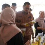 Bupati Sukabumi Asep Japar membuka Bazar Ramadhan 1447 H di Cikembar, dan warga pun langaung serbu sembako murah. (Prima Arno Meidiandi/Telusurbisnis)