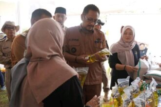 Bupati Sukabumi Asep Japar membuka Bazar Ramadhan 1447 H di Cikembar, dan warga pun langaung serbu sembako murah. (Prima Arno Meidiandi/Telusurbisnis)
