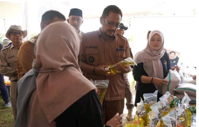 Bupati Sukabumi Asep Japar membuka Bazar Ramadhan 1447 H di Cikembar, dan warga pun langaung serbu sembako murah. (Prima Arno Meidiandi/Telusurbisnis)
