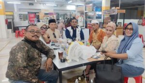 Rapat pembentukan panitia bukber dan santunan anak yatim MIO Imdonesia di Kantin Green Pramuka Tower Pino Basement, kawasan Apartemen Green Pramuka City, Jalan Jenderal Ahmad Yani Kav. 49, Cempaka Putih, Jakarta Pusat. (Humas MIO Indonesia)