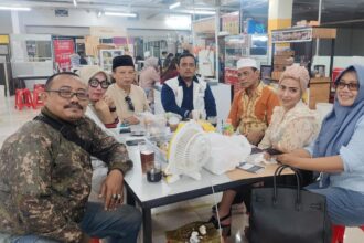 Rapat pembentukan panitia bukber dan santunan anak yatim MIO Imdonesia di Kantin Green Pramuka Tower Pino Basement, kawasan Apartemen Green Pramuka City, Jalan Jenderal Ahmad Yani Kav. 49, Cempaka Putih, Jakarta Pusat. (Humas MIO Indonesia)
