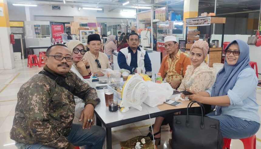 Rapat pembentukan panitia bukber dan santunan anak yatim MIO Imdonesia di Kantin Green Pramuka Tower Pino Basement, kawasan Apartemen Green Pramuka City, Jalan Jenderal Ahmad Yani Kav. 49, Cempaka Putih, Jakarta Pusat. (Humas MIO Indonesia)