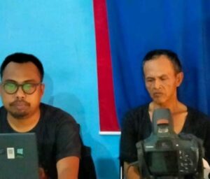 Budi (48) diinterogasi petugas terkait tuduhan pelecehan seksual di dalam angkot dan membawa kapak. (Prima Arno/Telusurbisnis)