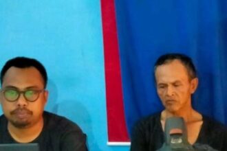 Budi (48) diinterogasi petugas terkait tuduhan pelecehan seksual di dalam angkot dan membawa kapak. (Prima Arno/Telusurbisnis)