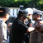 Bupati Sukabumi H. Asep Japar menyematkan tanda dimulainya operasi ketupat lodaya. (Pima Arno/Telusurbisnis)