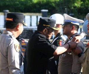 Bupati Sukabumi H. Asep Japar menyematkan tanda dimulainya operasi ketupat lodaya. (Pima Arno/Telusurbisnis)