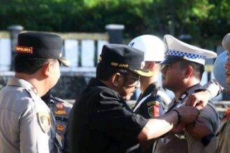 Bupati Sukabumi H. Asep Japar menyematkan tanda dimulainya operasi ketupat lodaya. (Pima Arno/Telusurbisnis)