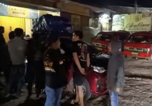 Massa angkutan umum Colt Mini L300 jurusan Sukabumi-Bogor swefing travel gelap. (Prima Arno/Telusurbisnis)