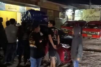 Massa angkutan umum Colt Mini L300 jurusan Sukabumi-Bogor swefing travel gelap. (Prima Arno/Telusurbisnis)