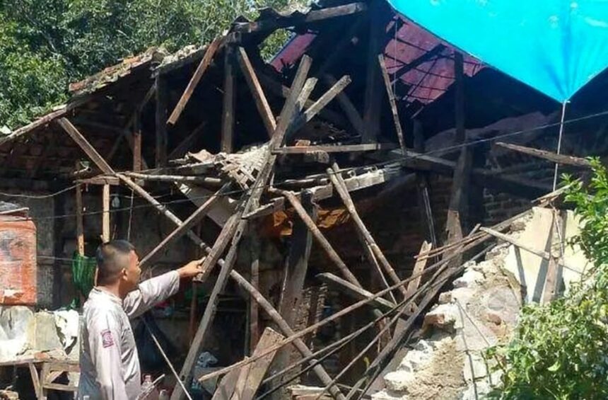 Akibat Gempa M 4,2 di Sukabumi Rumah di Sukalarang dan Simpenan Rusak Parah 1 Rumah rusak akibat gempa 4,2 magnitudo di Kabupaten Sukabumi. (Prima Arno/Telusurbisnis)