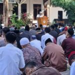 Ratusan jemaah di Sukabumi yang mengacu kepada Hilal Global melaksanakan salat Idulfitri 1447 Hijriah di halaman Gedung Plaza Dakwah, pagi tadi, 19 Maret 2026. (Prima Arno/Telusurbisnis)