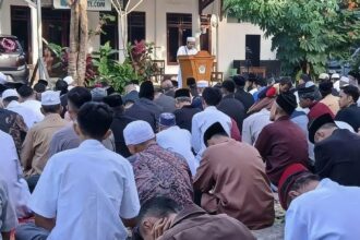 Ratusan jemaah di Sukabumi yang mengacu kepada Hilal Global melaksanakan salat Idulfitri 1447 Hijriah di halaman Gedung Plaza Dakwah, pagi tadi, 19 Maret 2026. (Prima Arno/Telusurbisnis)