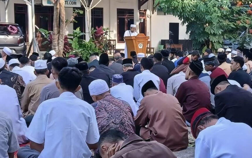 Ratusan jemaah di Sukabumi yang mengacu kepada Hilal Global melaksanakan salat Idulfitri 1447 Hijriah di halaman Gedung Plaza Dakwah, pagi tadi, 19 Maret 2026. (Prima Arno/Telusurbisnis)