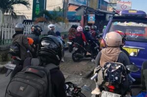 Jalan Raya Provinsi Cicurug, Kabupaten Sukabumi, dipadat pemudik yang mau berwisata maupun pulang ke kampung halaman. (Prima Arno/Telusurbisnis)