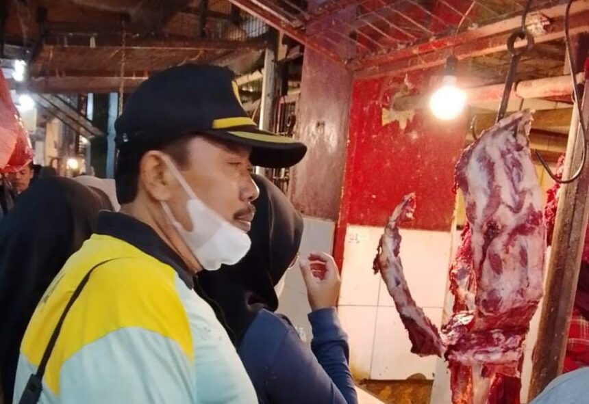 Kepala Pasar Cicurug Ingatkan Jaga Etika dan Kejujuran Bertransaksi Usai Ucapkan Selamat Idulfitri 1 Kepala UPTD Pasar Semi Modern Cicurug Sulaeman, S.AP, mengucapkan selamat Idulfitri 1447 H kepada pedagang. (Andi)