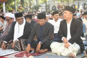Bupati Asep Japar dan Wabup Andreas menghadiri salat idulfitri 1447 H di Palabuhanratu. (Prima Meidiandi/Telusurbisnis)