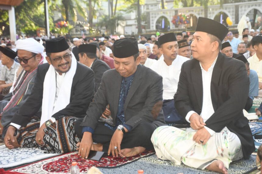 Bupati Asep Japar Komitmen Perkuat Pembangunan Daerah di Momen Idulfitri 1447 H 1 Bupati Asep Japar dan Wabup Andreas menghadiri salat idulfitri 1447 H di Palabuhanratu. (Prima Meidiandi/Telusurbisnis)