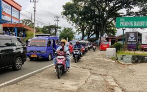 Macet parah di exit tol Parungkuda mengular hingga jembatan Pamuruyan Cibadak. (Prima Meidiandi/Telusurbisnis)