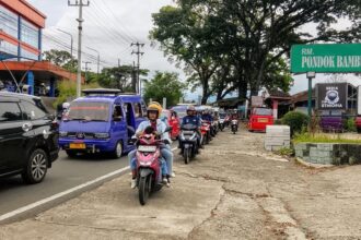 Macet parah di exit tol Parungkuda mengular hingga jembatan Pamuruyan Cibadak. (Prima Meidiandi/Telusurbisnis)