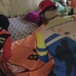 Petugas sedang melakukan evakuasi jasad warga Kampung Lebaksiuh RT 15/05 Desa Sukakersa Kecamatan Parakansalak Kabupaten Sukabumi. (Prima Meidiandi/Telusurbisnis)